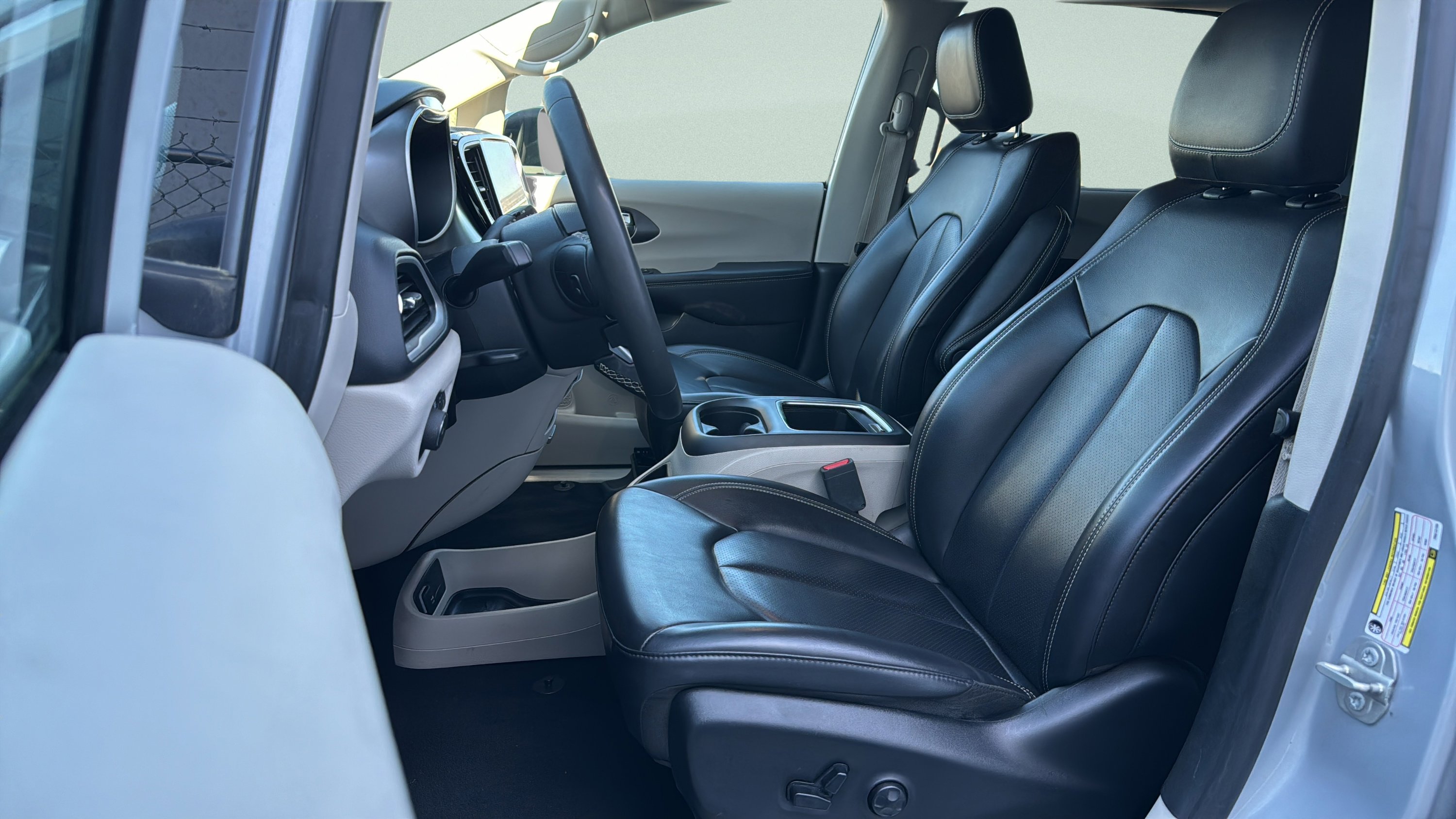 Used 2023 Chrysler Pacifica Touring-L image 23