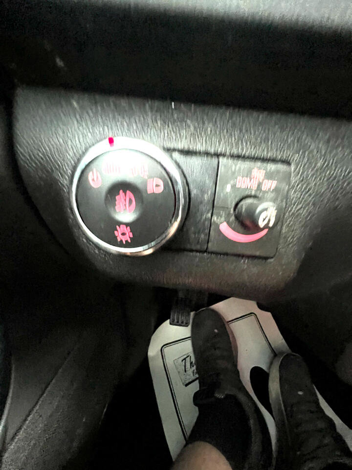 Used 2011 GMC Acadia SLE image 24