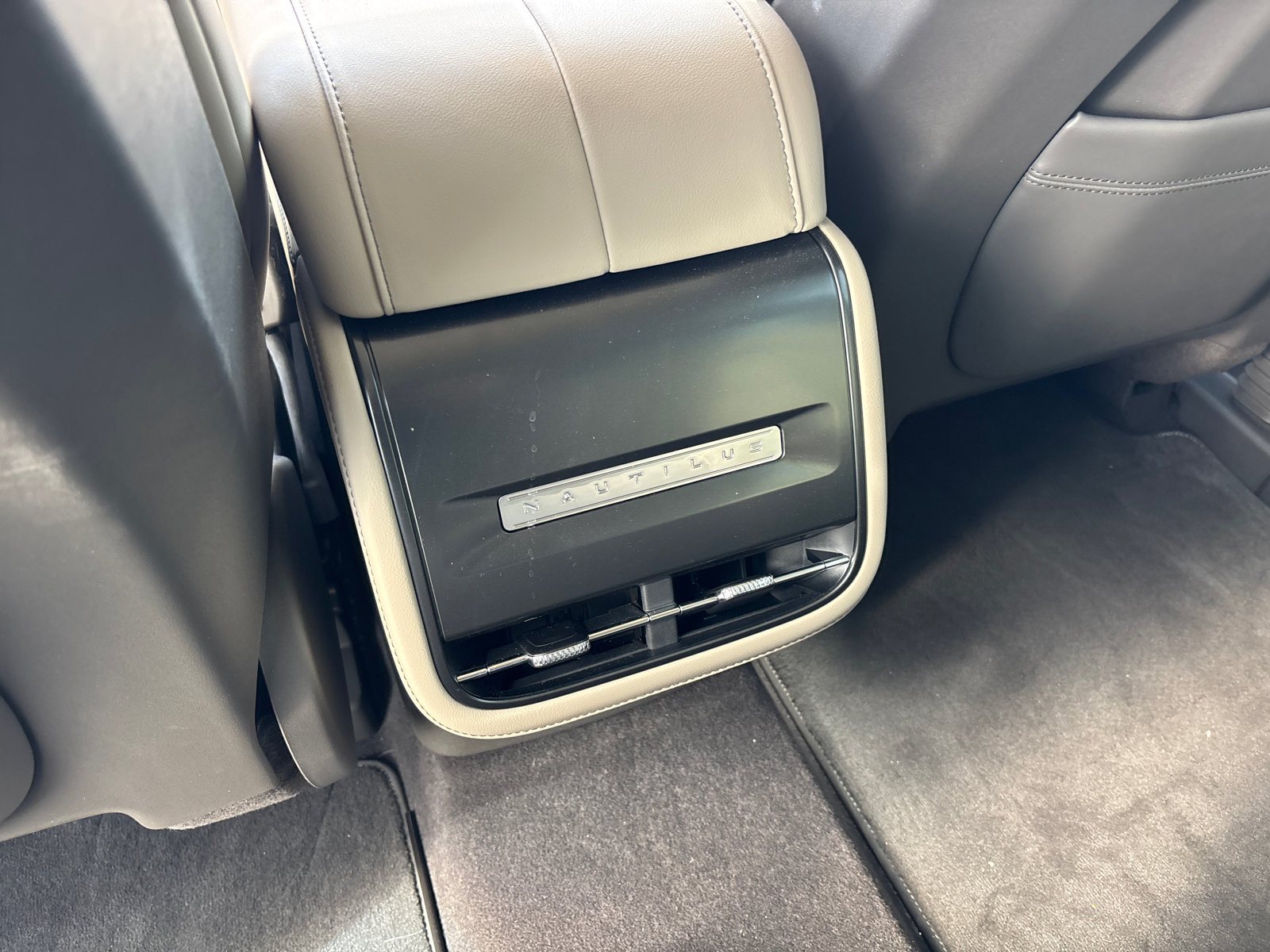 Used 2025 Lincoln Nautilus Premier AWD/4WD image 30