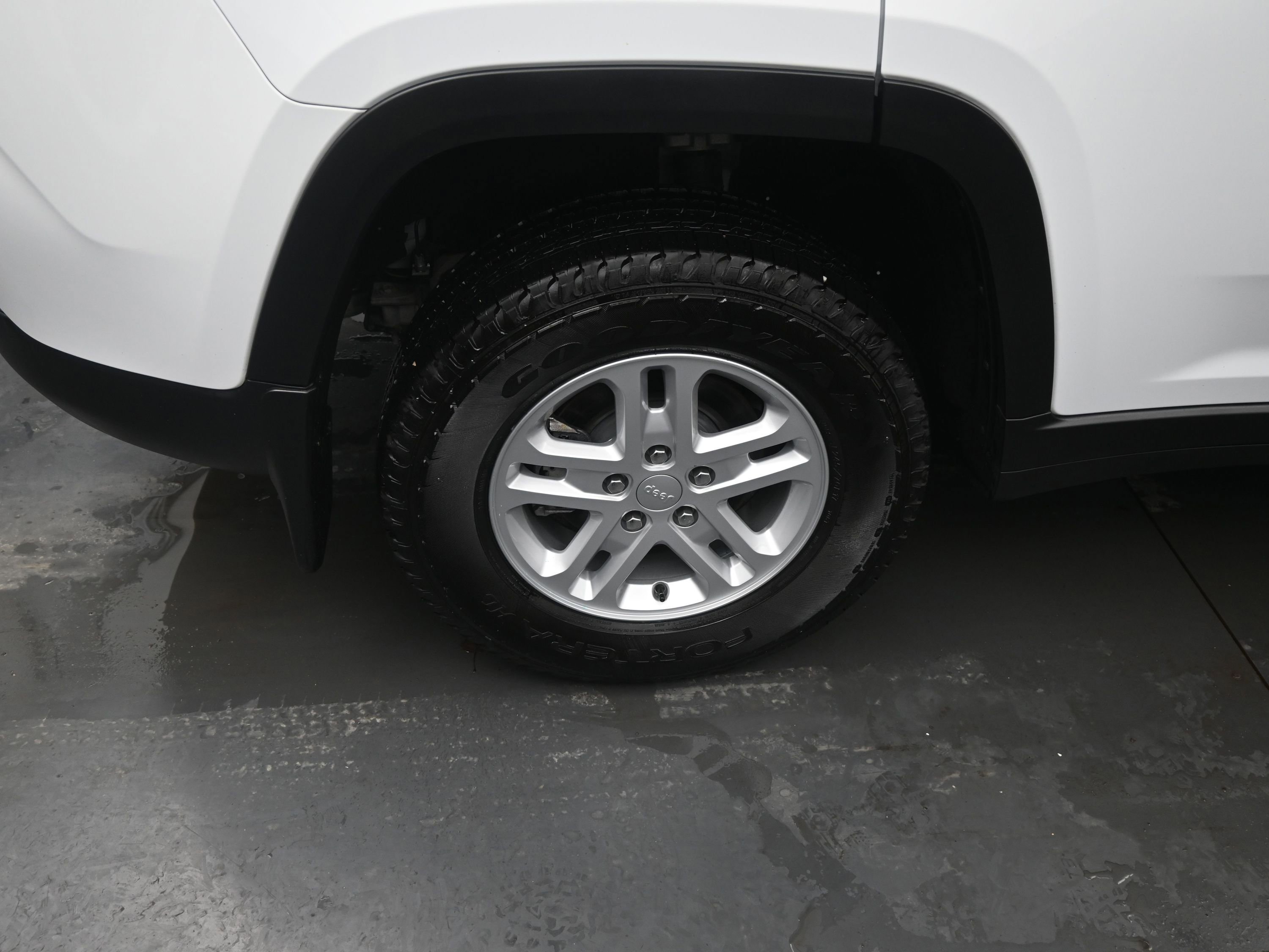 Used 2024 Jeep Grand Cherokee Laredo w/ MOPAR Finishing Package image 11