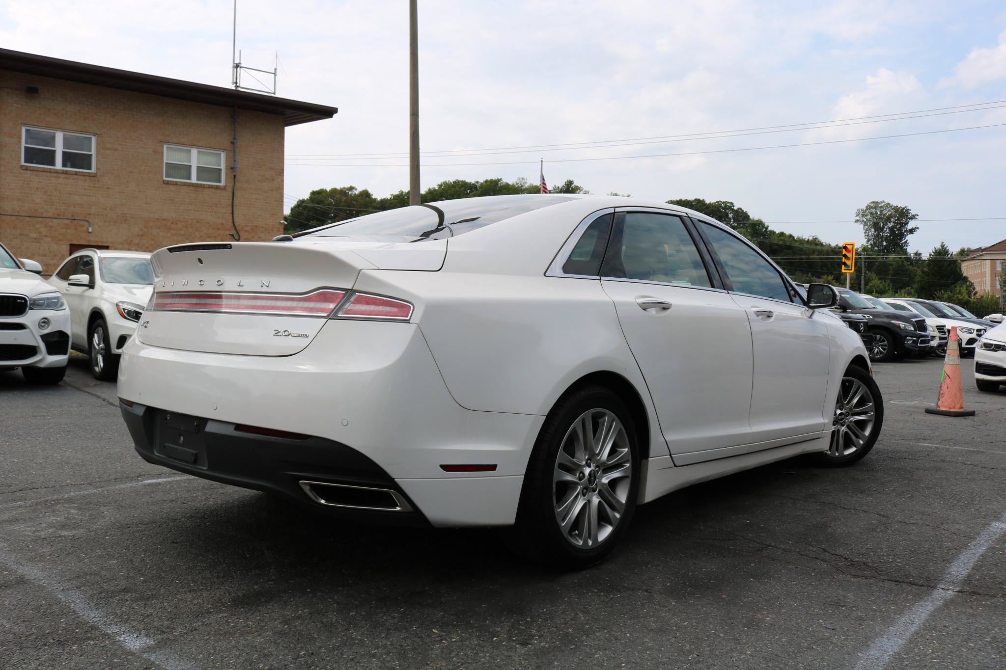 Used 2016 Lincoln MKZ FWD image 2