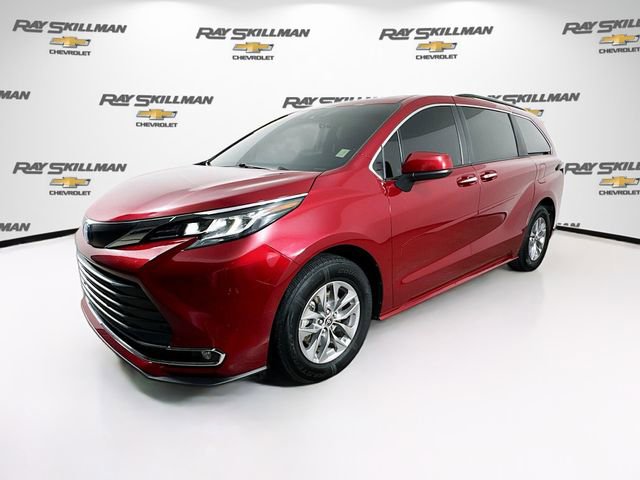Used 2022 Toyota Sienna XLE image 3