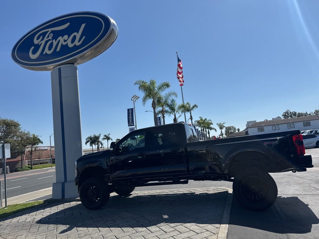 Used 2025 Ford F350 Lariat w/ FX4 Off-Road Package image 32