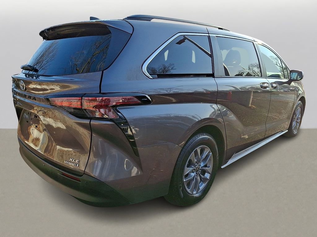 Used 2022 Toyota Sienna XLE image 4