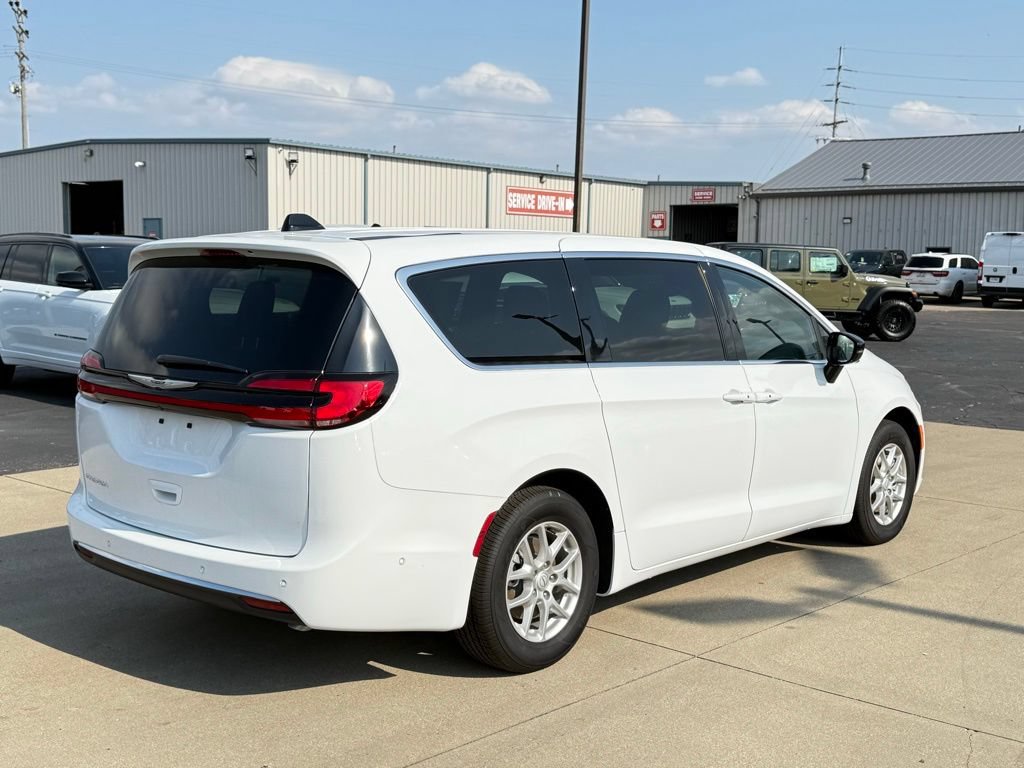 New 2025 Chrysler Pacifica Select FWD image 7