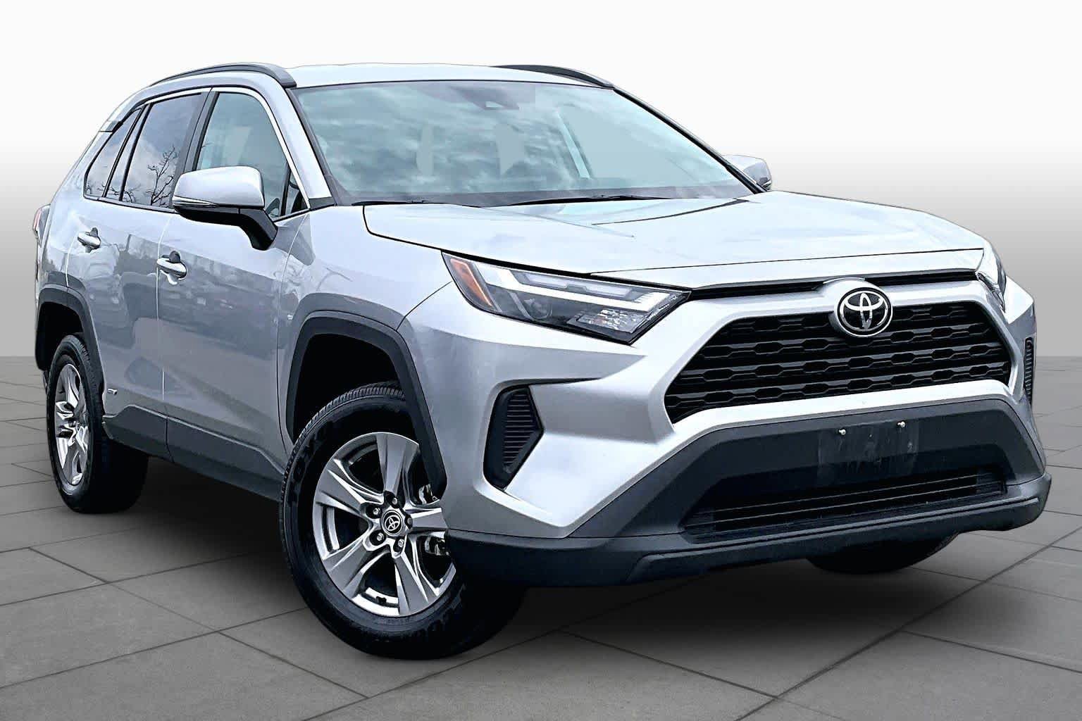 Used 2025 Toyota RAV4 XLE AWD/4WD image 3