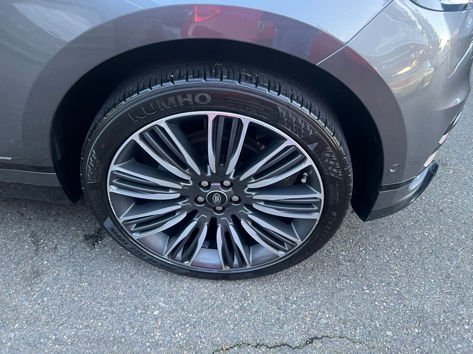 Used 2019 Land Rover Range Rover Velar R-Dynamic SE image 12