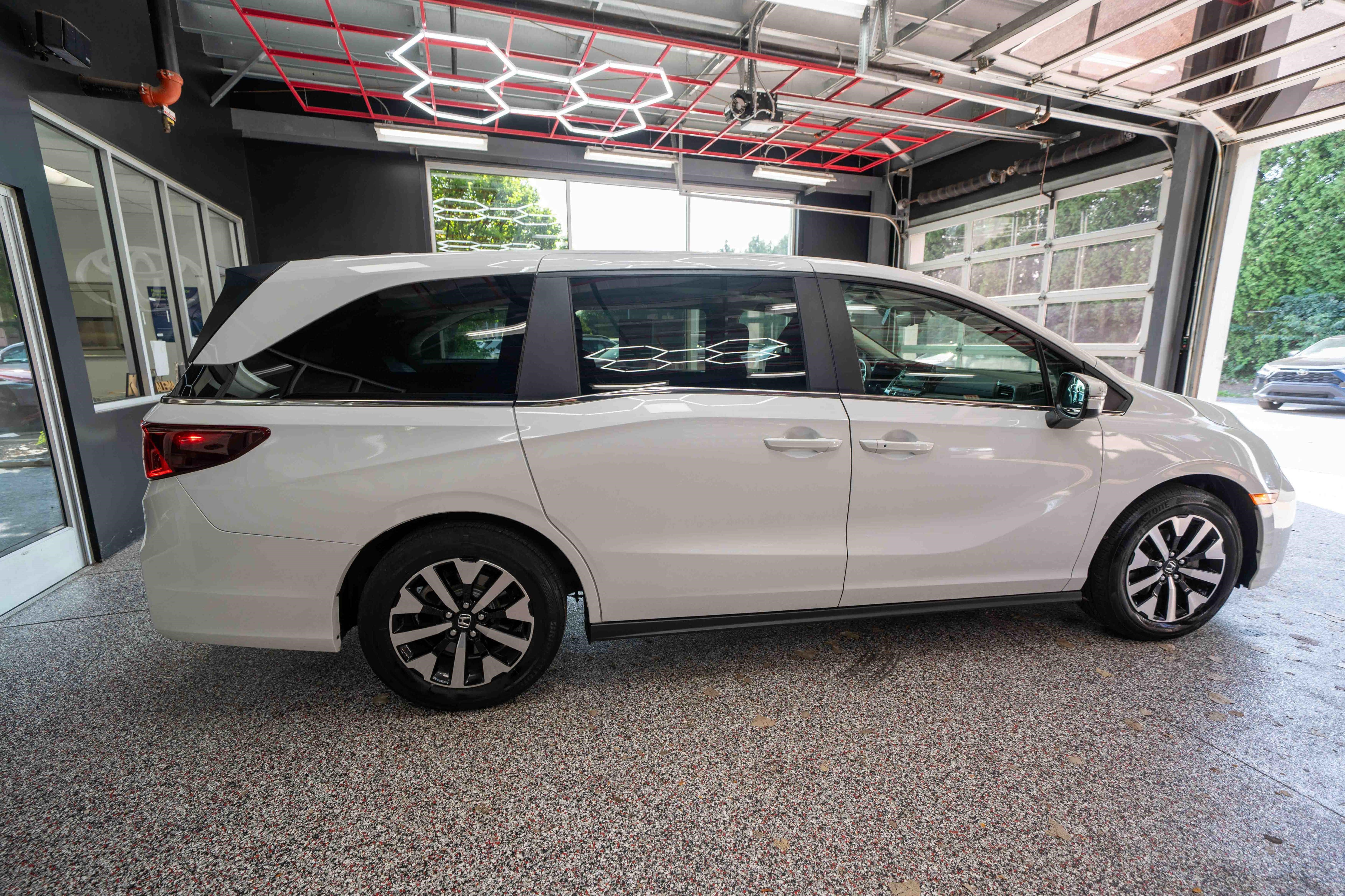 Used 2025 Honda Odyssey EX-L image 4