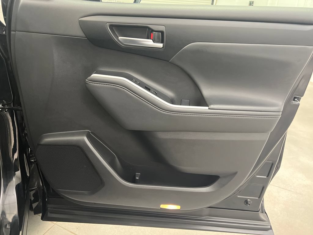 Used 2025 Toyota Highlander XLE FWD image 35