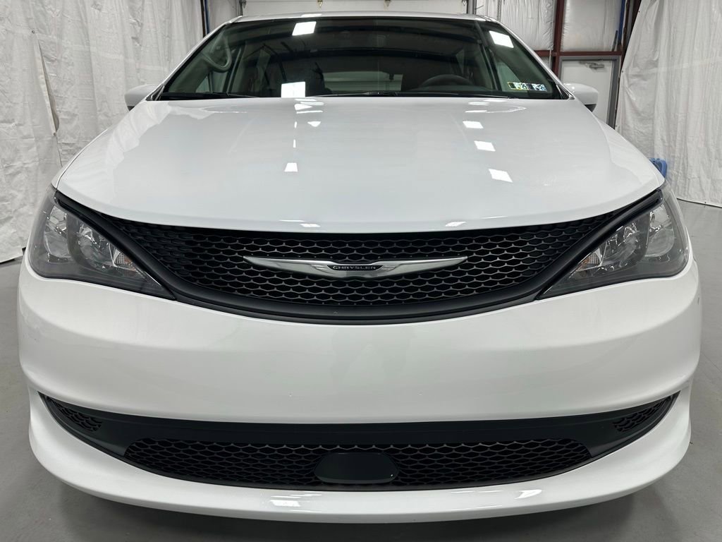 Used 2023 Chrysler Voyager LX image 2