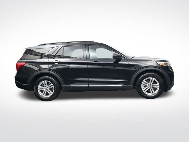Used 2023 Ford Explorer XLT image 3