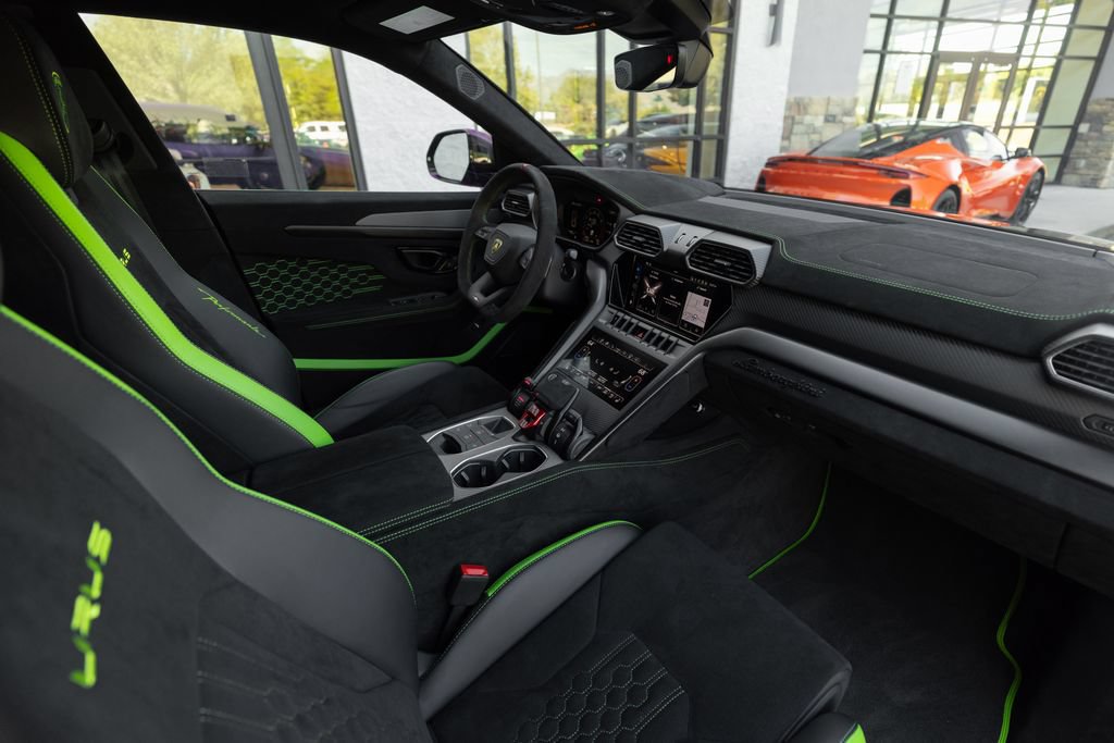 Used 2024 Lamborghini Urus Performante AWD/4WD image 24