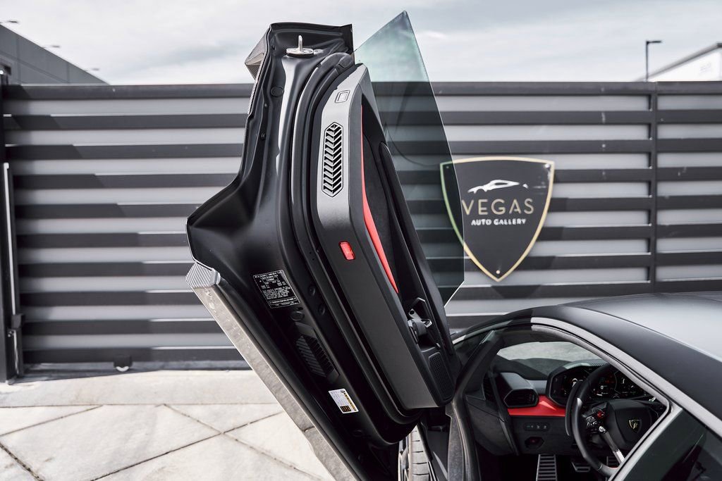 Used 2025 Lamborghini Revuelto image 35