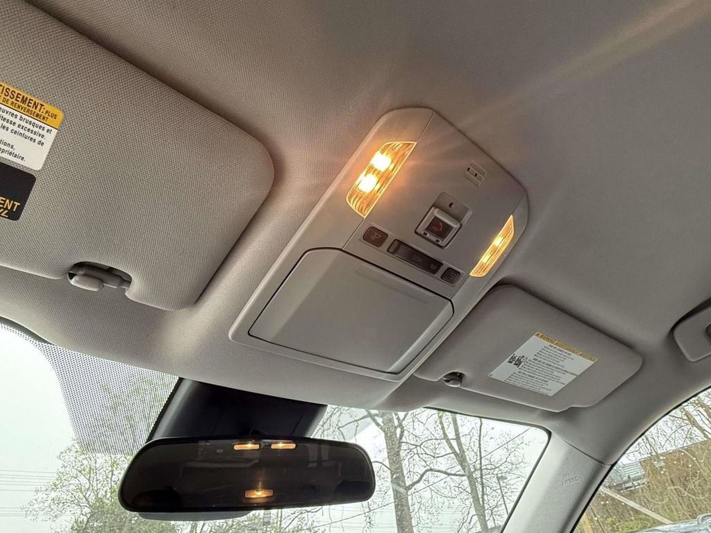 Used 2021 Toyota Highlander LE image 27