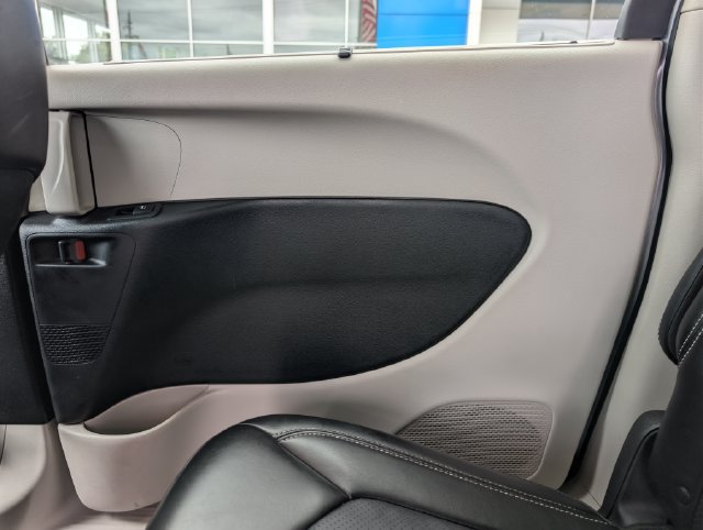 Used 2024 Chrysler Pacifica Touring-L FWD image 18