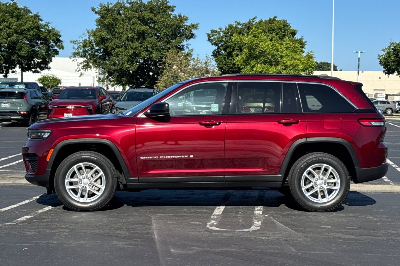 Used 2025 Jeep Grand Cherokee Laredo X w/ Luxury Tech Group I RWD image 7