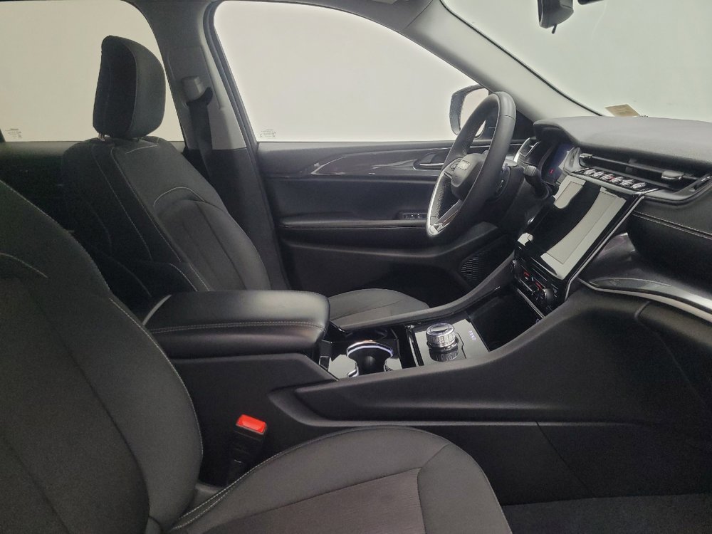 Used 2023 Jeep Grand Cherokee Laredo image 21