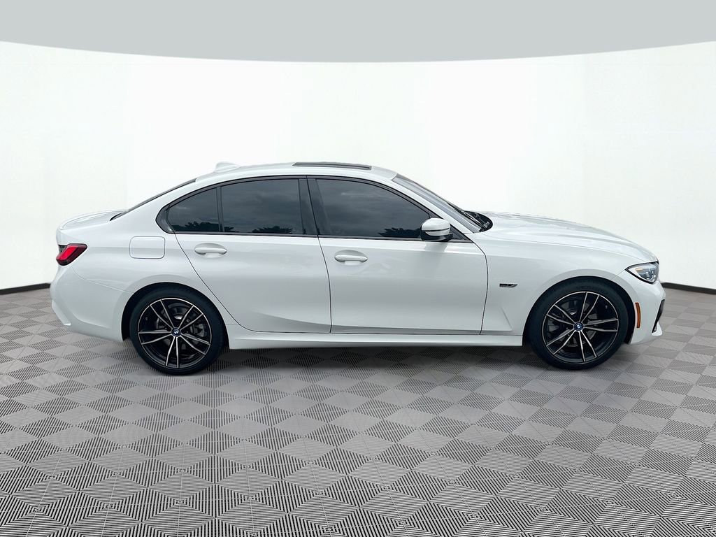 Used 2022 BMW 330e w/ M Sport Package RWD image 4
