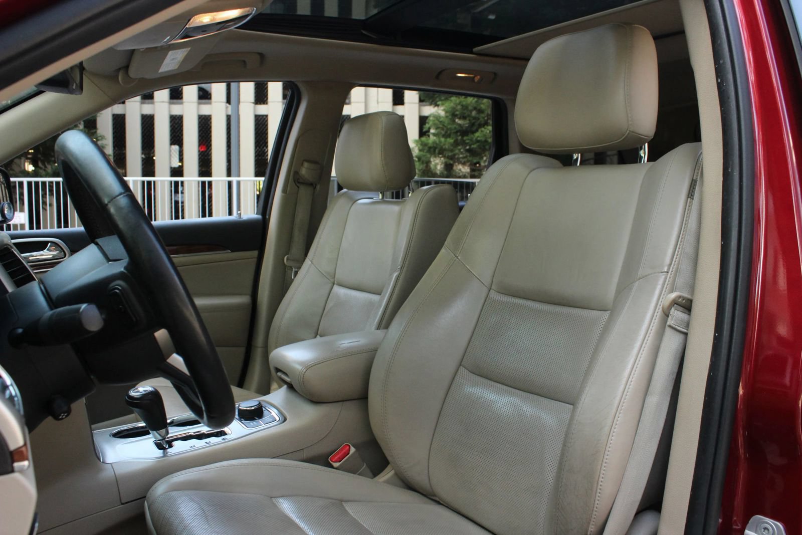 Used 2012 Jeep Grand Cherokee Limited w/ Luxury Group II AWD/4WD image 16
