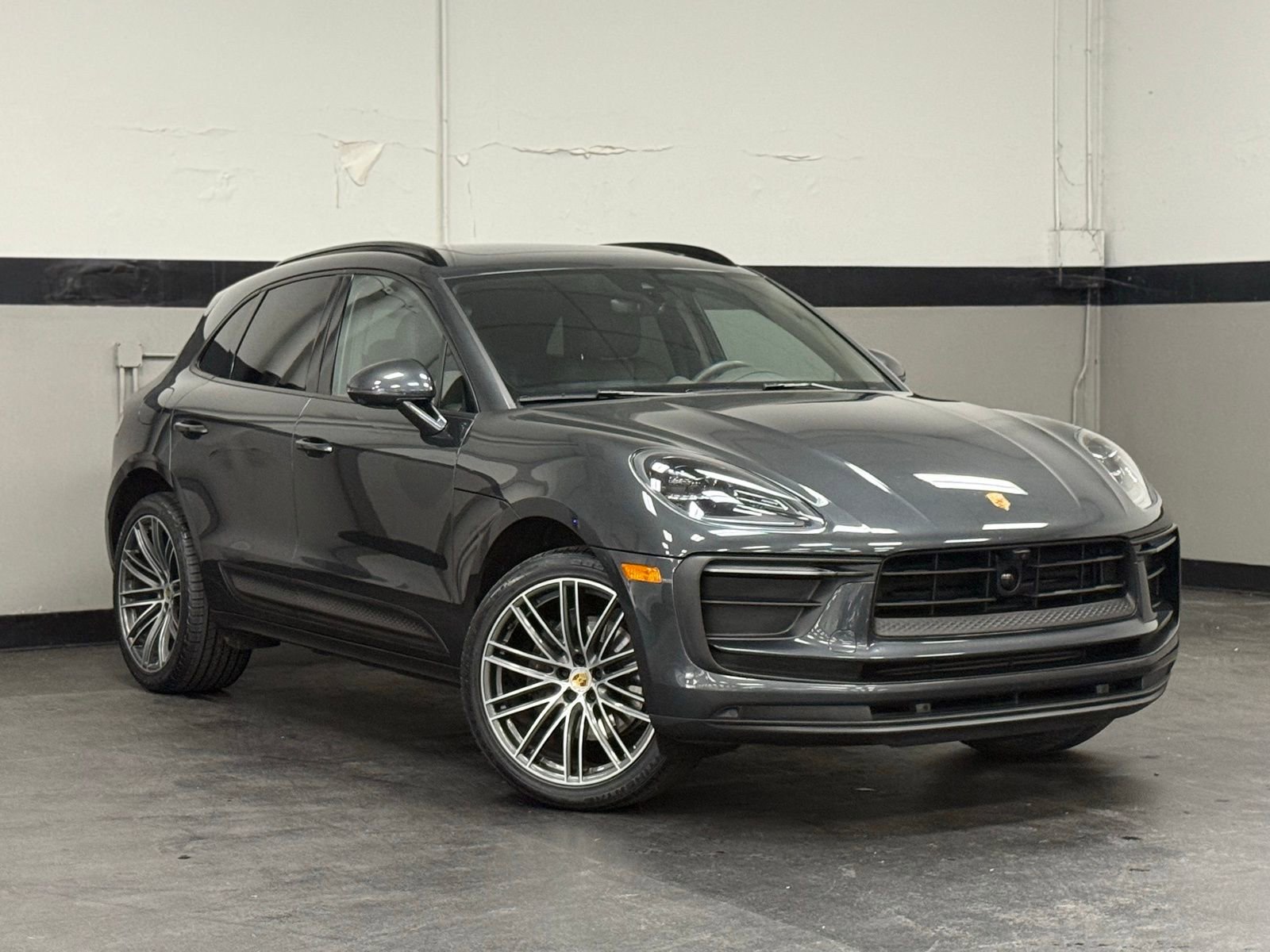 Used 2024 Porsche Macan w/ Premium Plus Package image 2