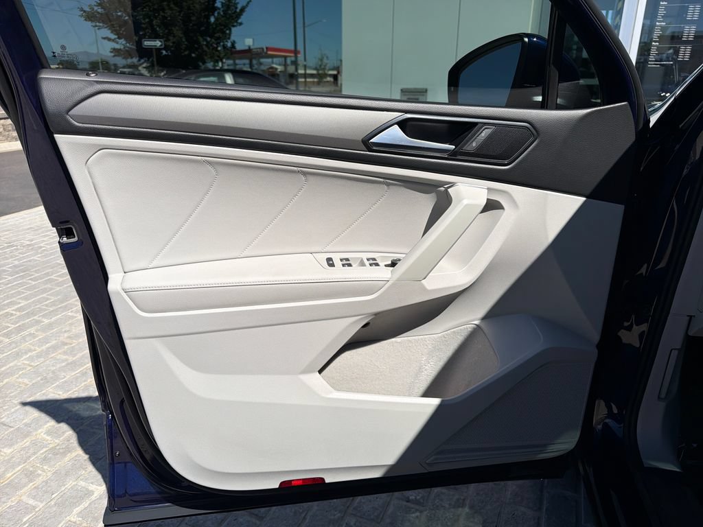 Certified 2023 Volkswagen Tiguan SE w/ Panoramic Sunroof Package AWD/4WD image 12