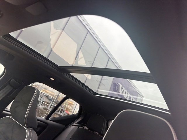 Certified 2025 Volvo XC40 B5 Plus image 26