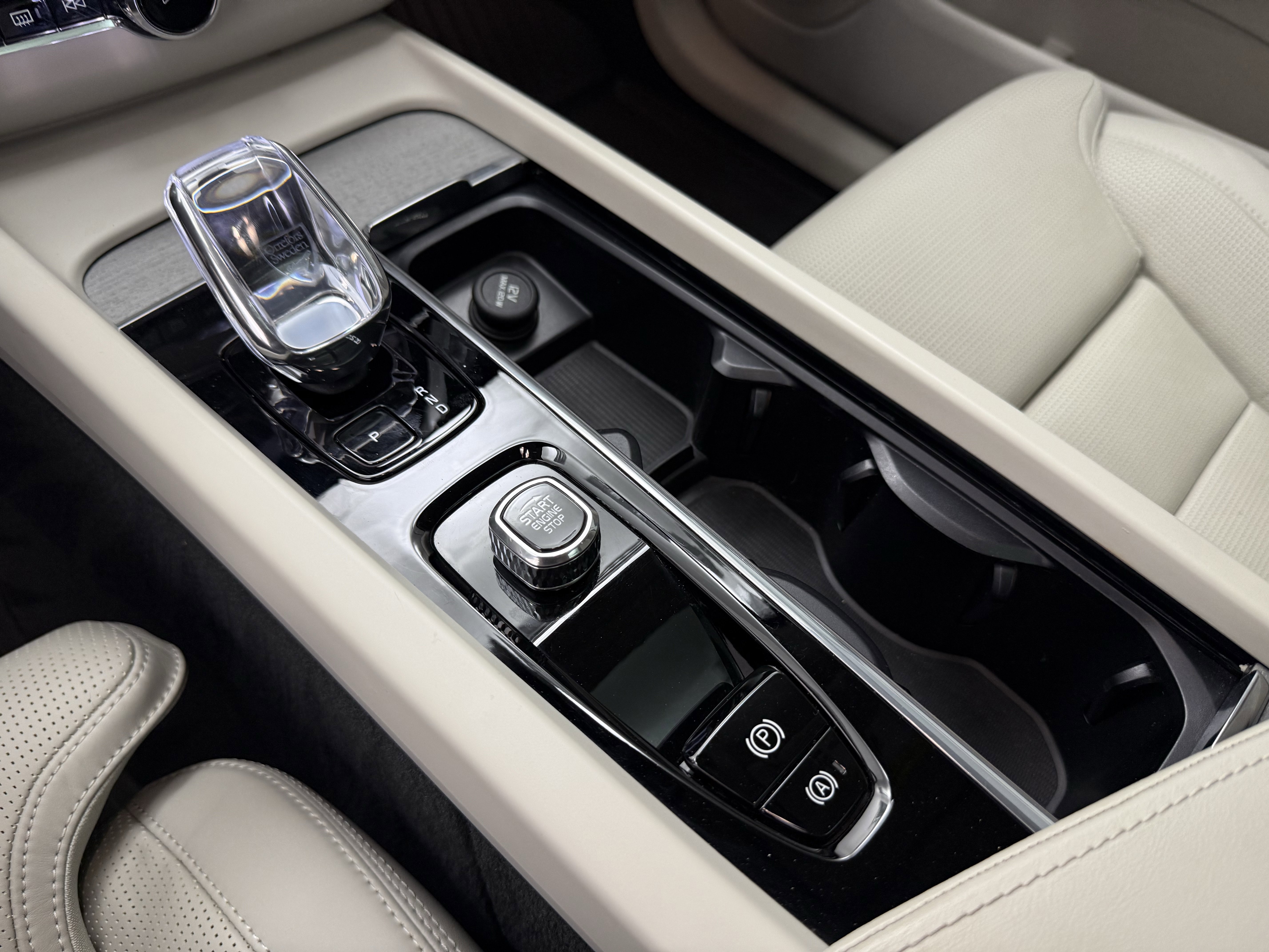 Certified 2024 Volvo XC60 B5 Ultimate w/ Protection Package Premier image 21