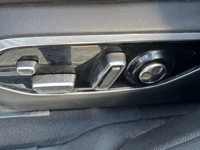Used 2023 Jeep Grand Cherokee Overland w/ Luxury Tech Group IV AWD/4WD image 37