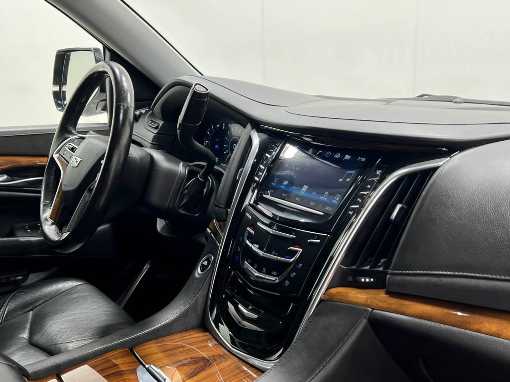 Used 2017 Cadillac Escalade Luxury AWD/4WD image 22