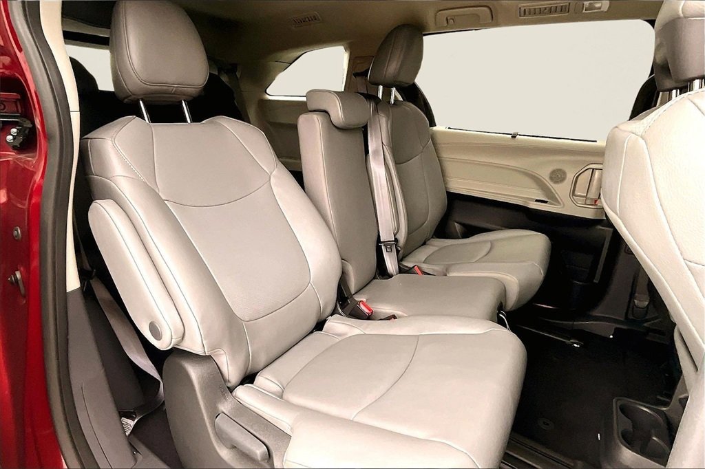 Certified 2024 Toyota Sienna XLE image 26