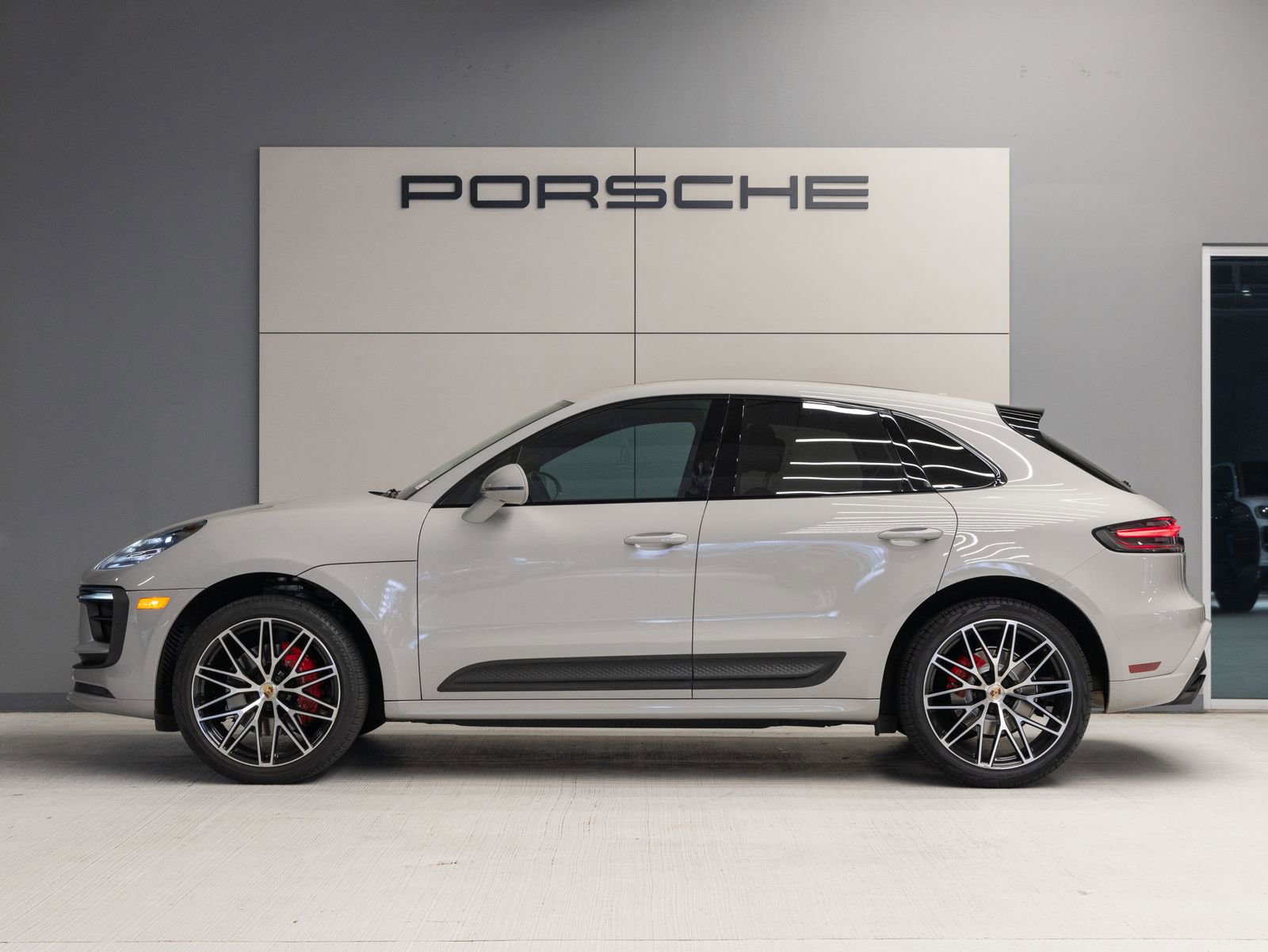 Certified 2023 Porsche Macan S AWD/4WD image 2