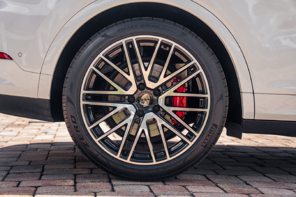 Used 2025 Porsche Cayenne Turbo AWD/4WD image 13