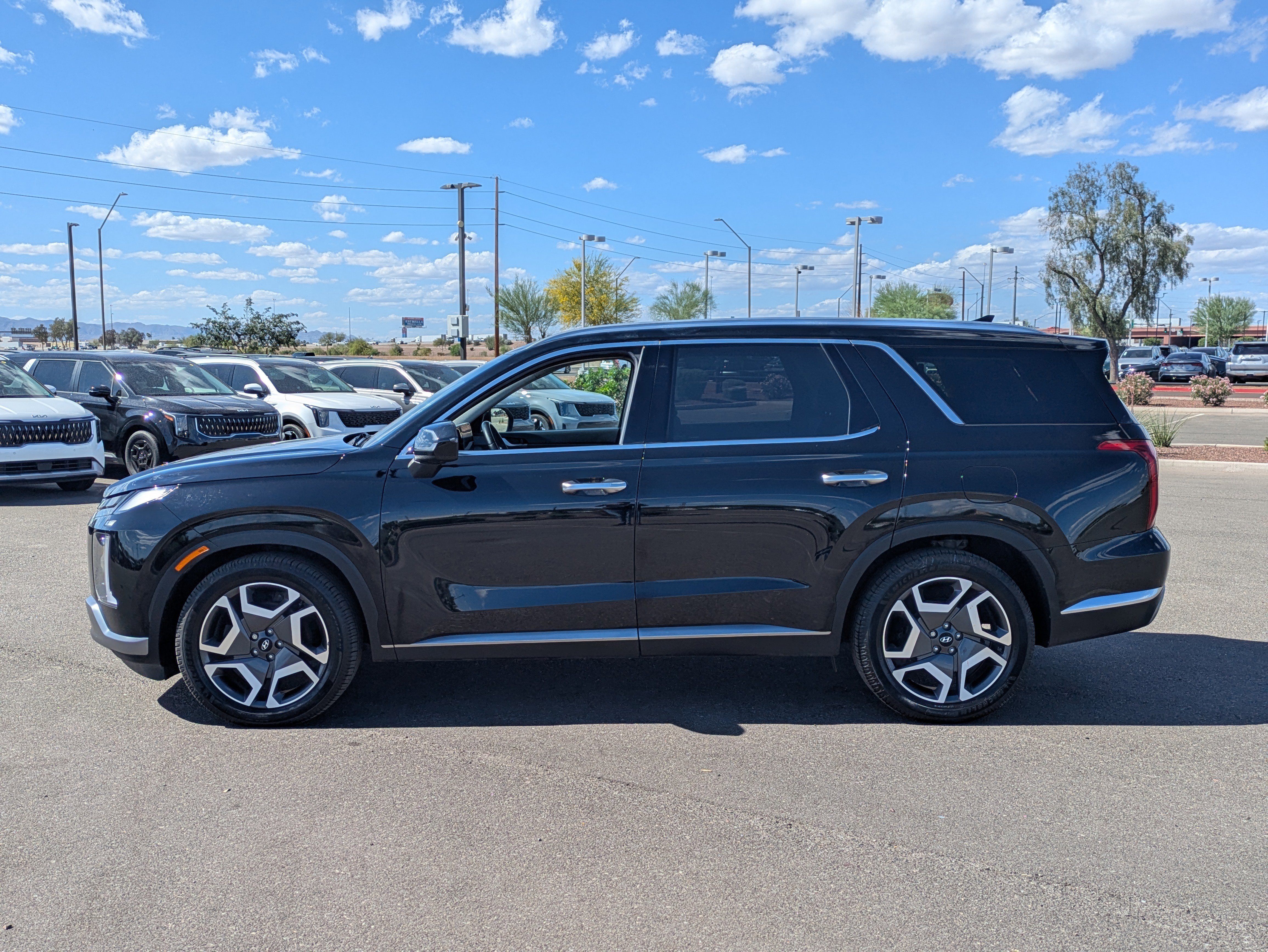 Used 2023 Hyundai Palisade Limited w/ Cargo Package AWD/4WD image 2