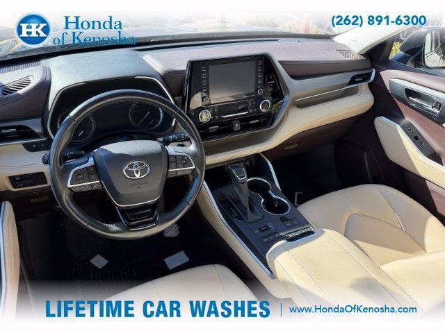 Used 2020 Toyota Highlander XLE AWD/4WD image 5