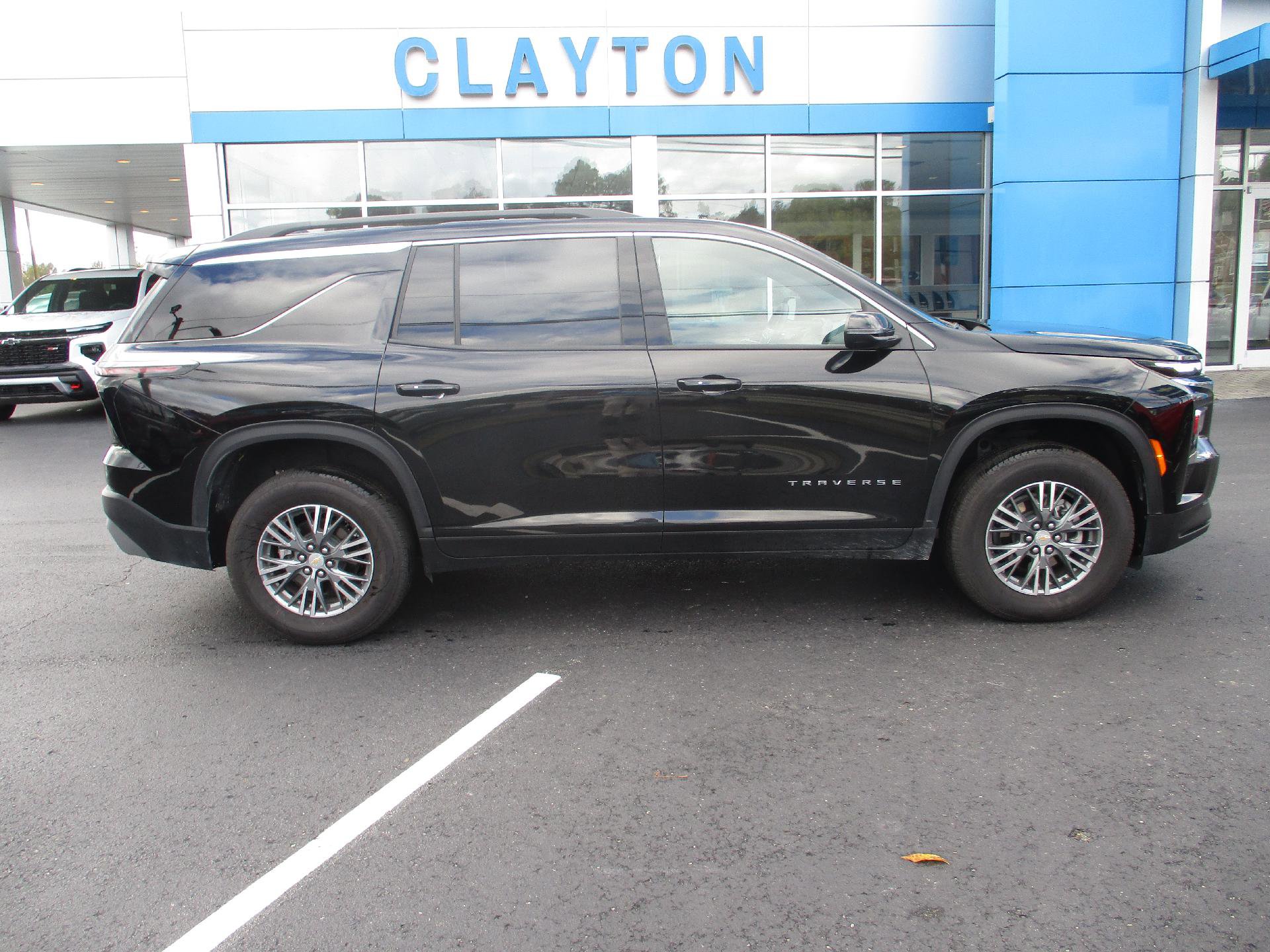 Used 2025 Chevrolet Traverse LT image 2