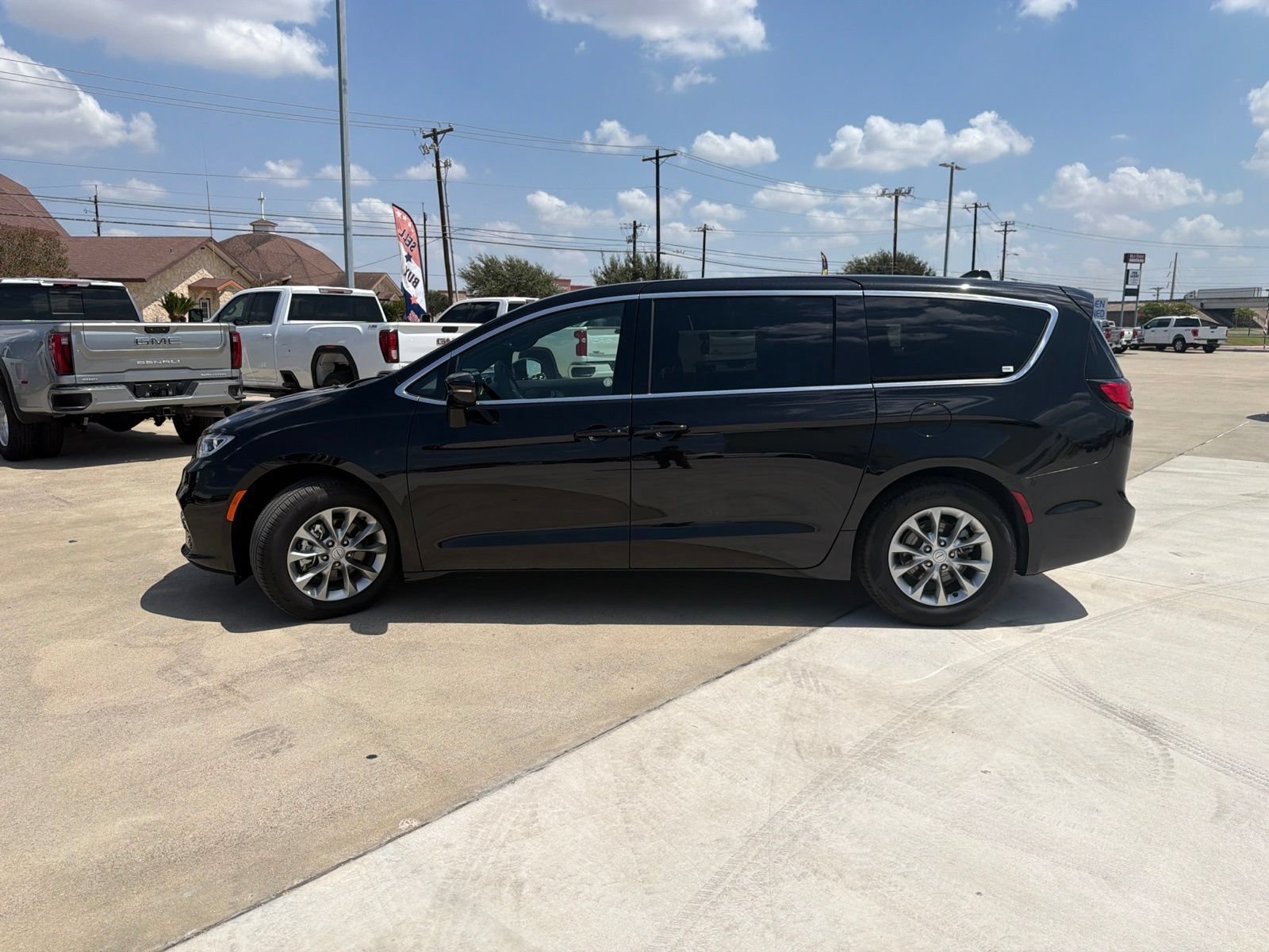 Used 2026 Chrysler Pacifica Limited FWD image 4