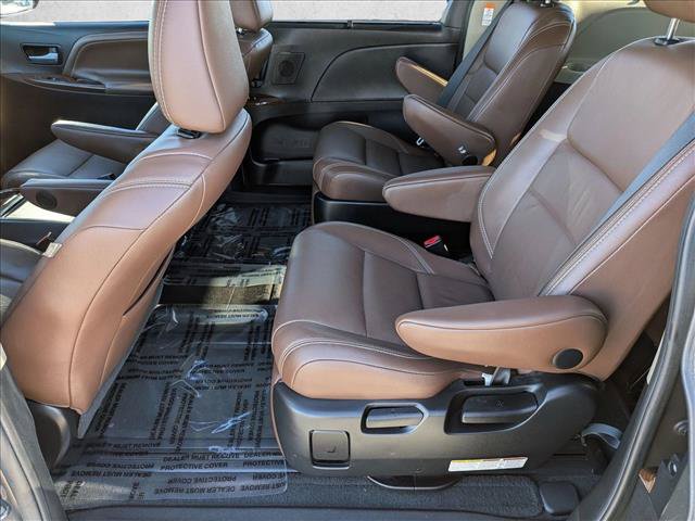 Used 2017 Toyota Sienna Limited w/ Preferred Accessory Package FWD image 17