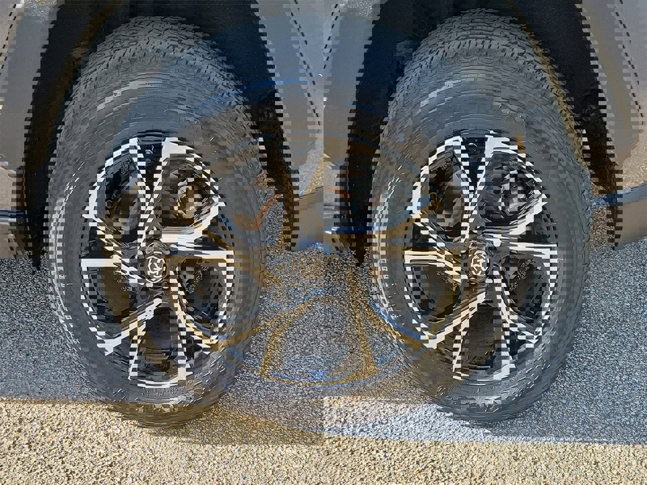 Used 2021 Toyota RAV4 LE image 5