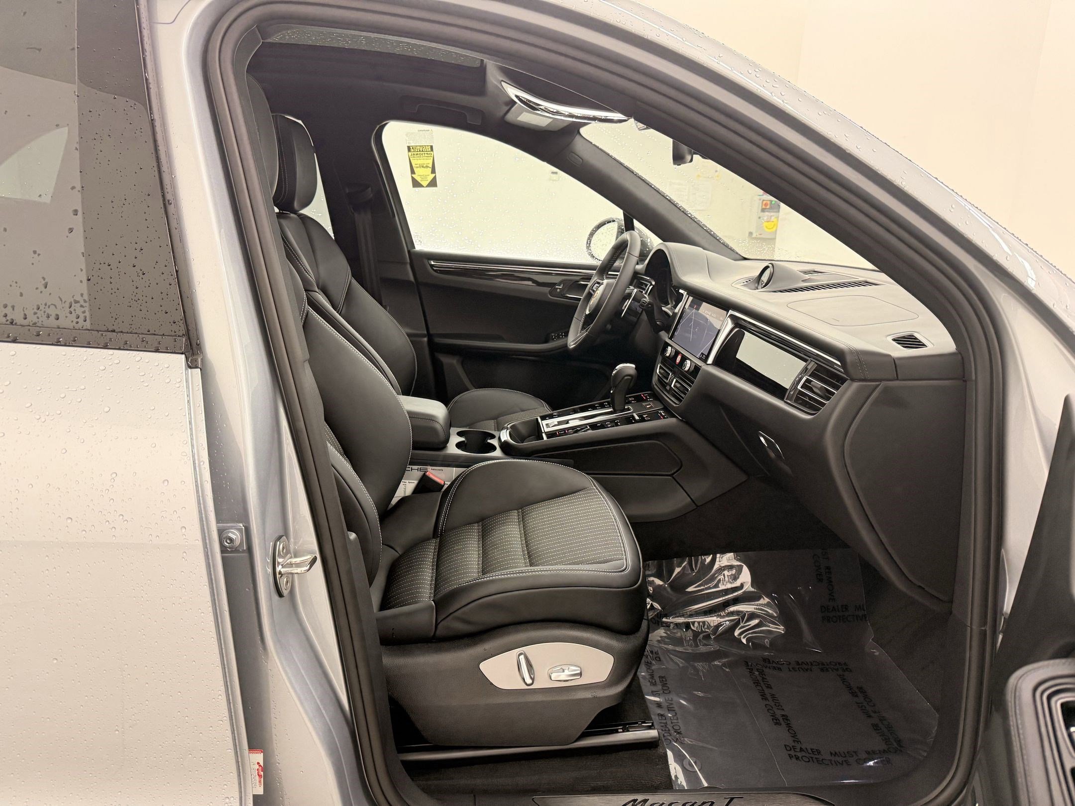 Used 2025 Porsche Macan AWD/4WD image 37