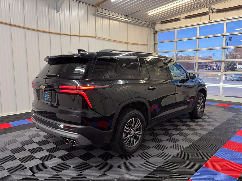 Used 2025 Chevrolet Traverse LT AWD/4WD image 4
