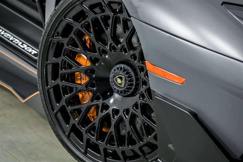 Used 2019 Lamborghini Aventador SVJ AWD/4WD image 3