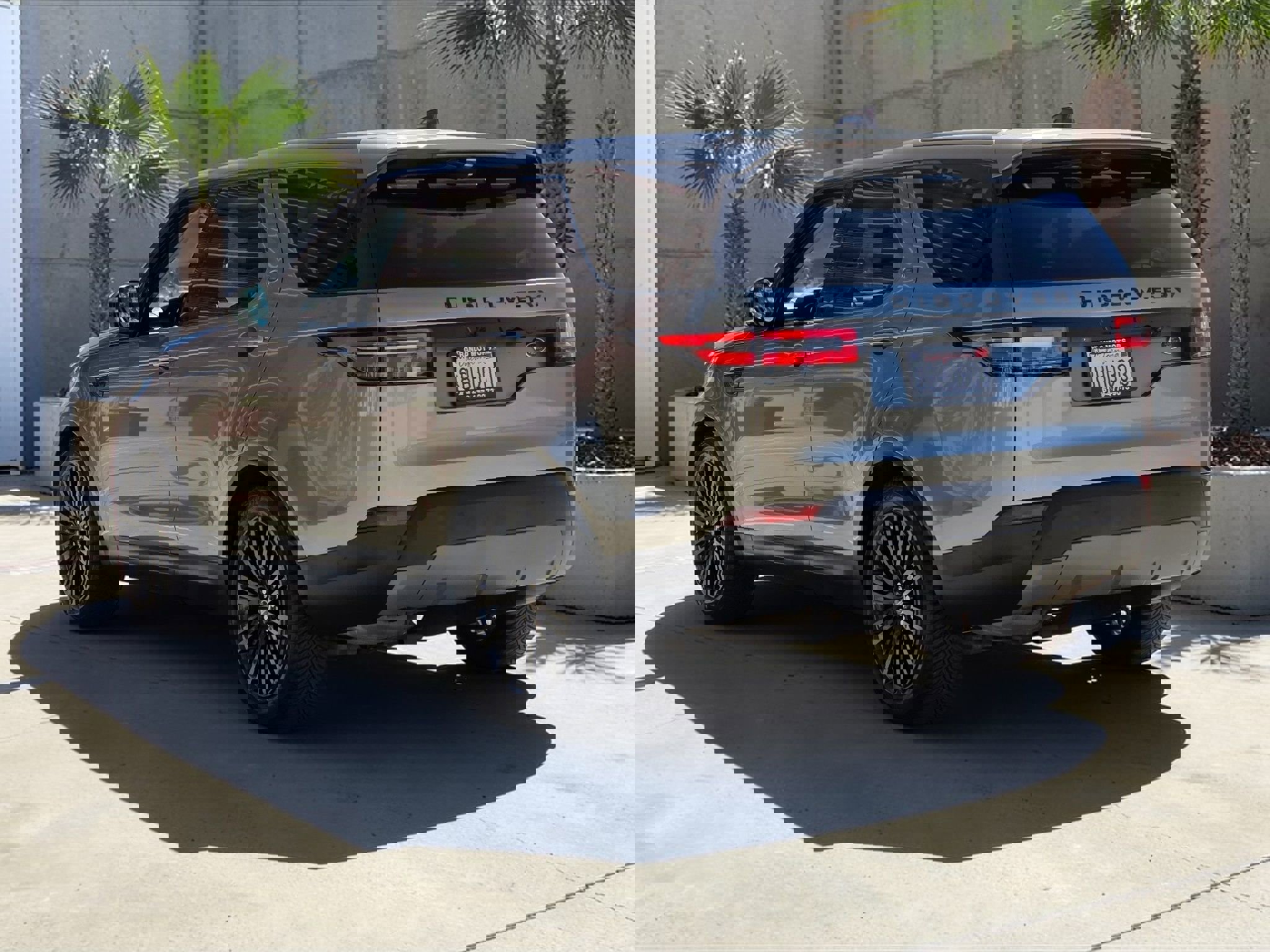 Used 2017 Land Rover Discovery First Edition image 4