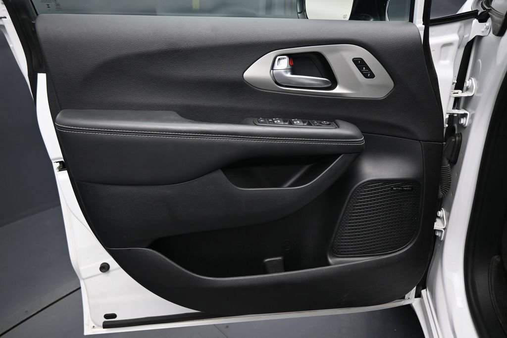 Used 2024 Chrysler Pacifica Limited w/ Uconnect Theater Family Group AWD/4WD image 10
