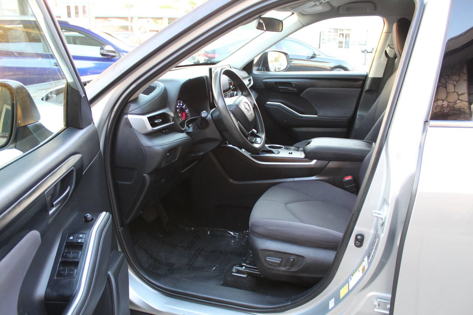 Used 2021 Toyota Highlander L FWD image 9