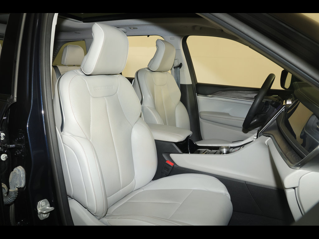 Used 2022 Jeep Grand Cherokee Overland w/ Luxury Tech Group IV AWD/4WD image 35