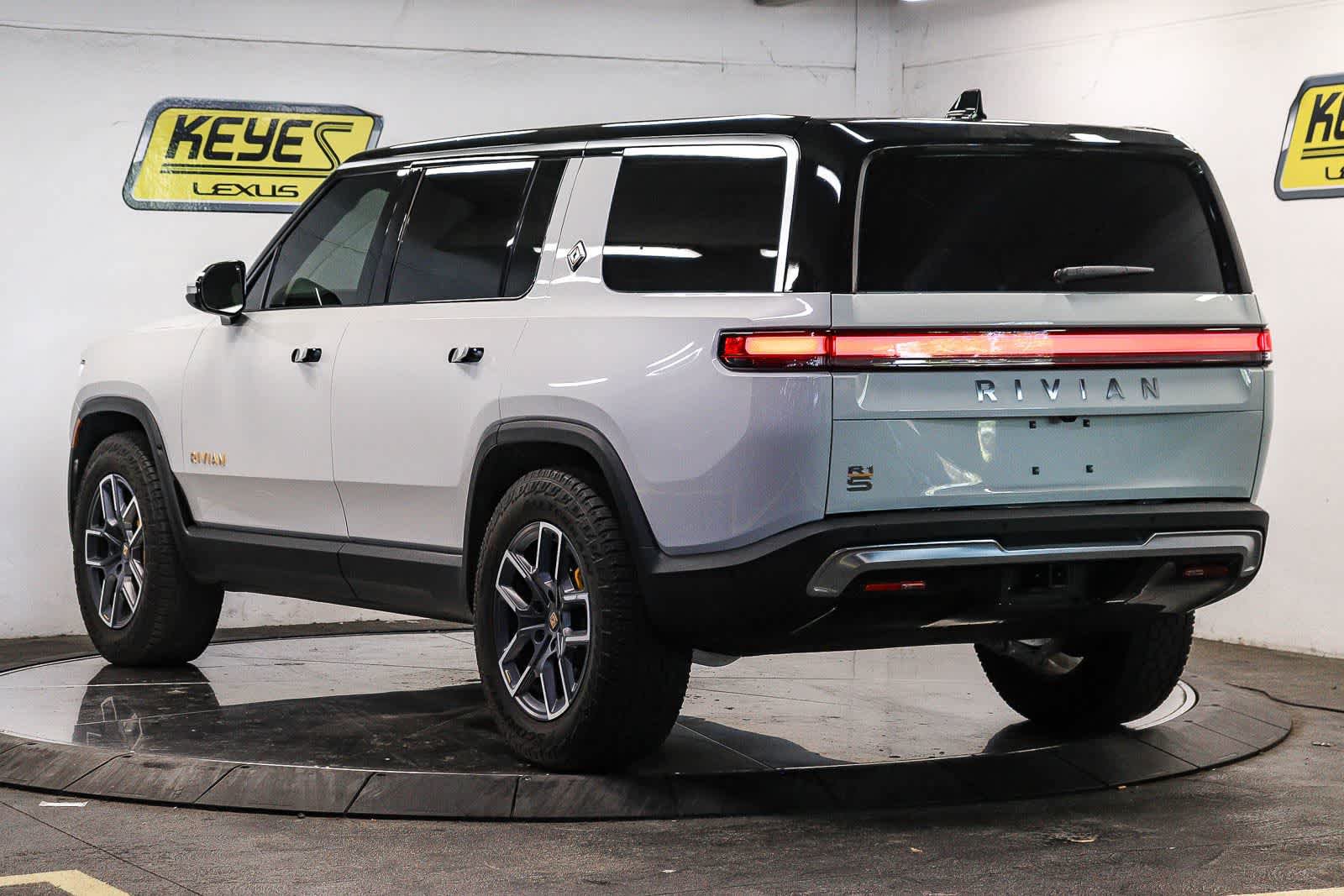 Used 2023 Rivian R1S Adventure AWD/4WD image 2