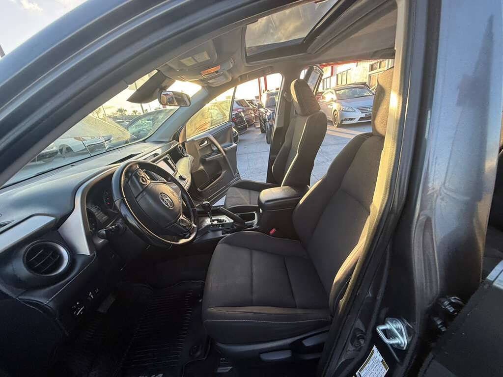Used 2017 Toyota RAV4 XLE FWD image 5