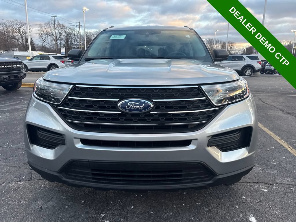 Used 2023 Ford Explorer XLT AWD/4WD image 3