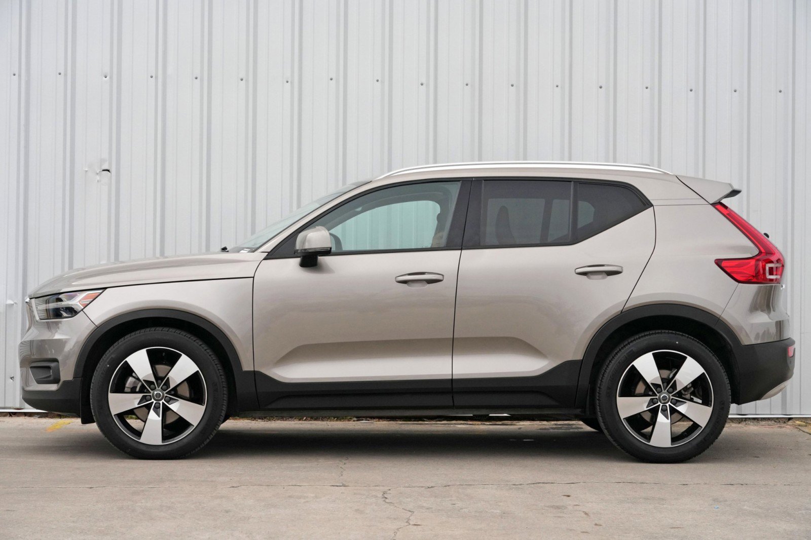Used 2022 Volvo XC40 T5 Momentum w/ Premium Package image 8