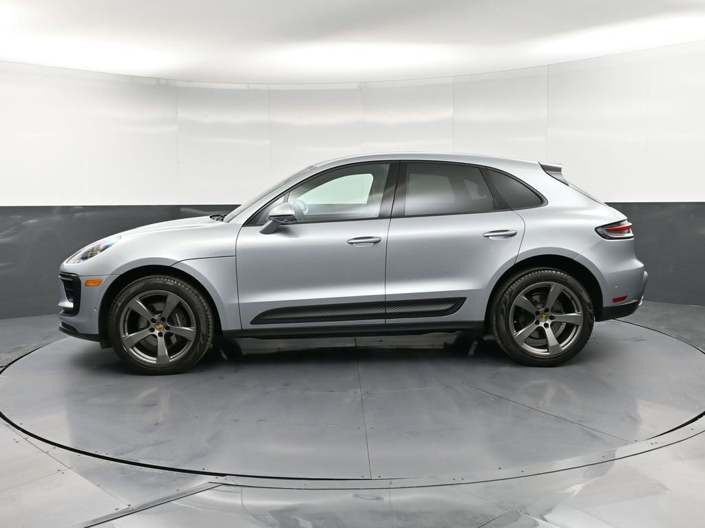 Certified 2022 Porsche Macan image 2
